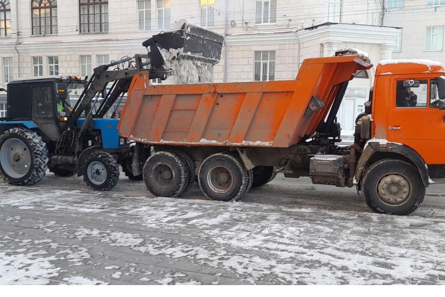 Работа по содержанию дорог продолжается и в новогодние праздники