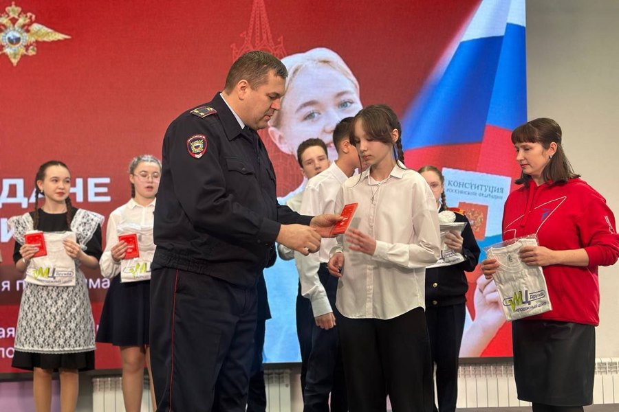 Всероссийская программа «Мы - граждане России»: 14 обучающихся школ Шумерлинского МО получили главный документ страны.