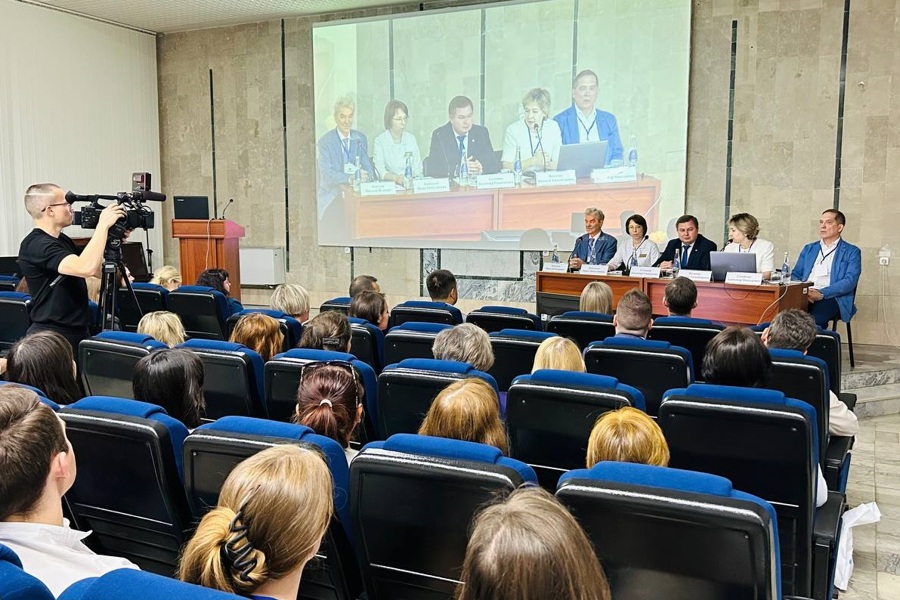 В Чебоксарах стартовал ежегодный семинар для ведущих офтальмохирургов со всей России