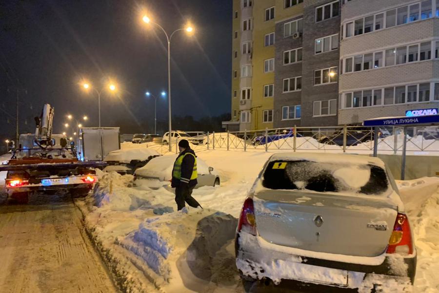 В Чебоксарах переместили автотранспорт, мешающий механизированной уборке снега