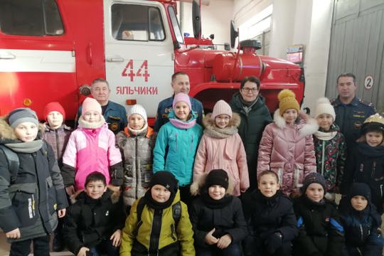 В пожарной части Яльчикского муниципального округа прошла экскурсия для учащихся яльчикской СОШ