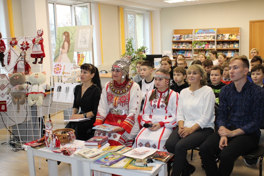 В Чувашской республиканской детско-юношеской библиотеке состоялся комплекс мероприятий, посвященных Дню чувашкой вышивки