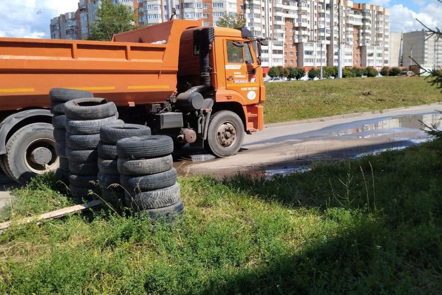 С чебоксарских парковок вывезли ещё один полный грузовик автомобильных покрышек