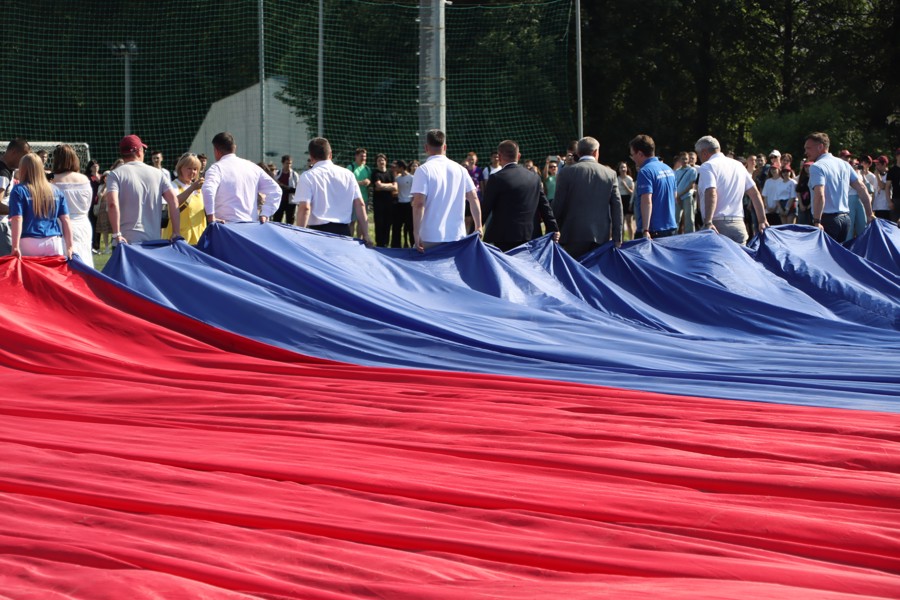 В День России на стадионе «Энергия» развернули самый большой флаг Российской Федерации