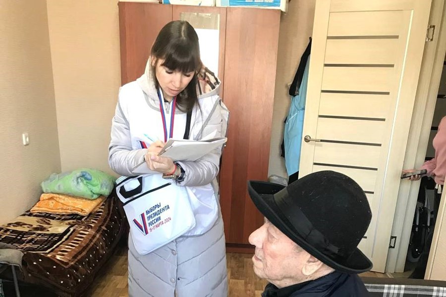 Ветеран Великой Отечественной войны Иван Васильевич Ермолаев из города Ядрина принял участие в голосовании.