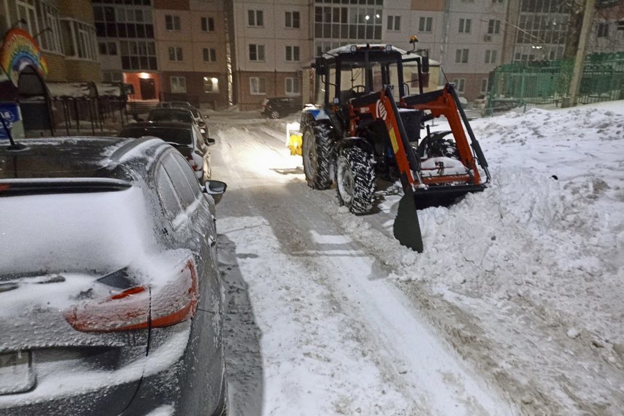 В Чебоксарах продолжается борьба с последствиями снегопада