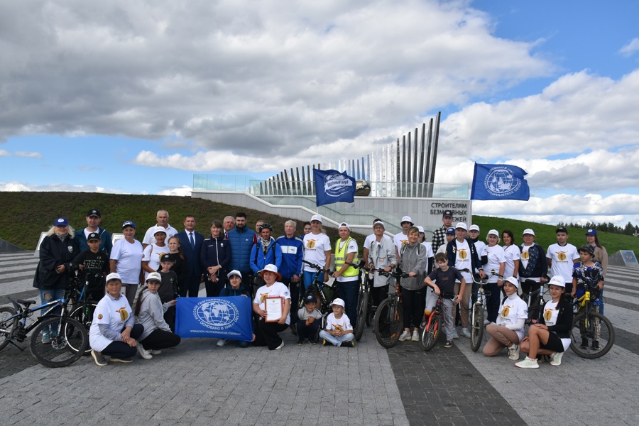 Алексей Людков приветствовал участников первого велопробега «Тропа Памяти»