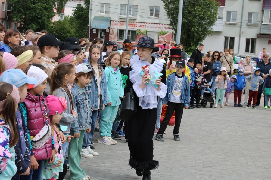 Самый яркий, весёлый, озорной праздник прошёл в парке «12 путей» Городского Дворца культуры города Канаш!