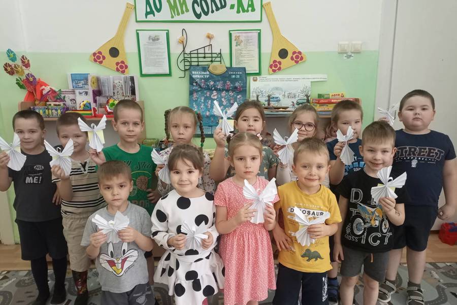 Воспитанники детского сада «Радуга» изготовили поздравления для участников СВО