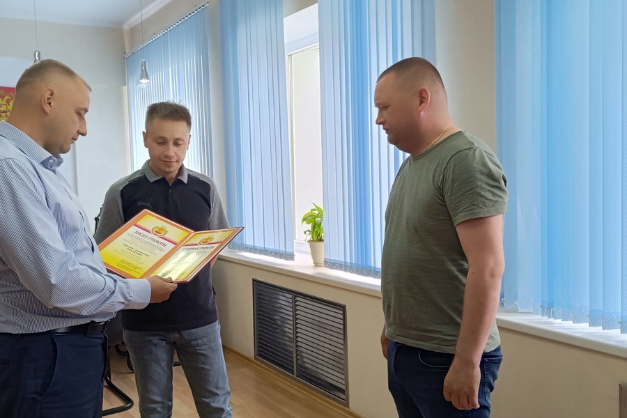 Депутату Григорию Михайлову вручили Почетную грамоту Государственного Совета ЧР.