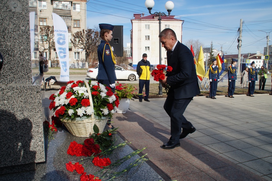 Возложение цветов к памятнику Андрияну Николаеву