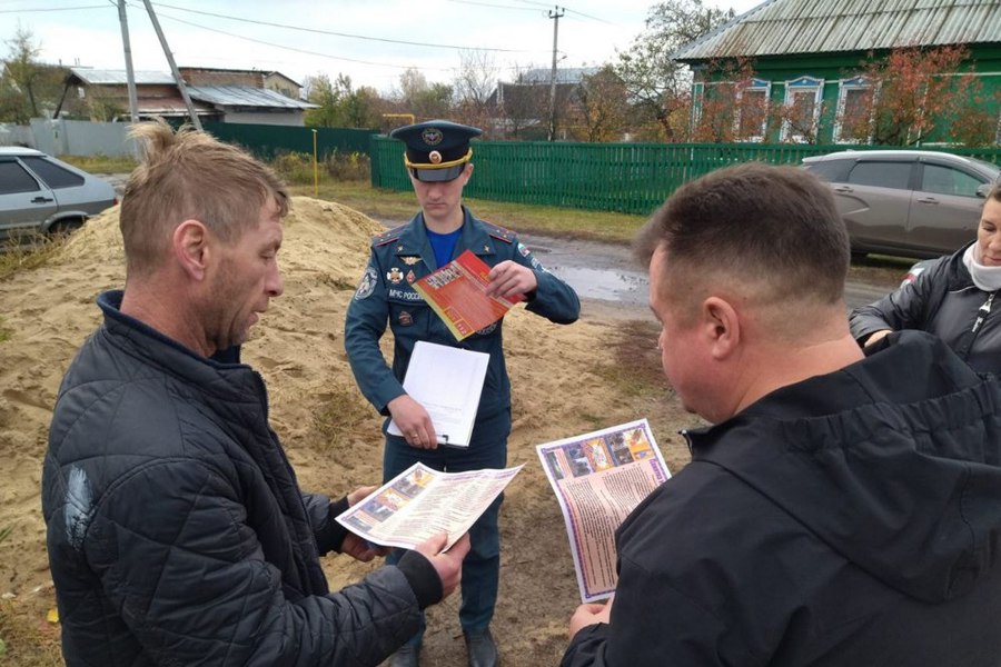 В Шумерле межведомственная группа в рамках профилактики соблюдения правил пожарной безопасности при использовании электрического и газового оборудования посетила многодетные семьи