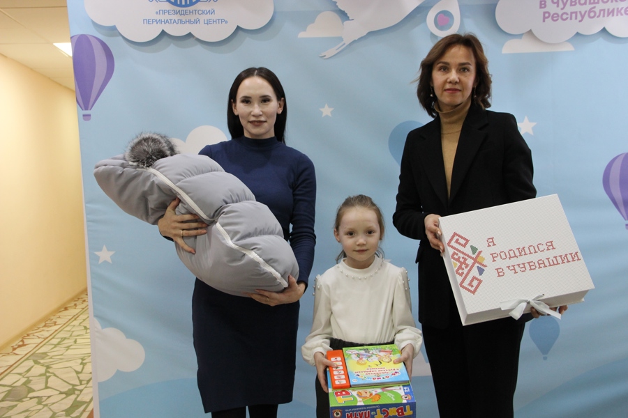 Алена Елизарова вручила подарочный комплект «Я родился в Чувашии» супруге участника СВО