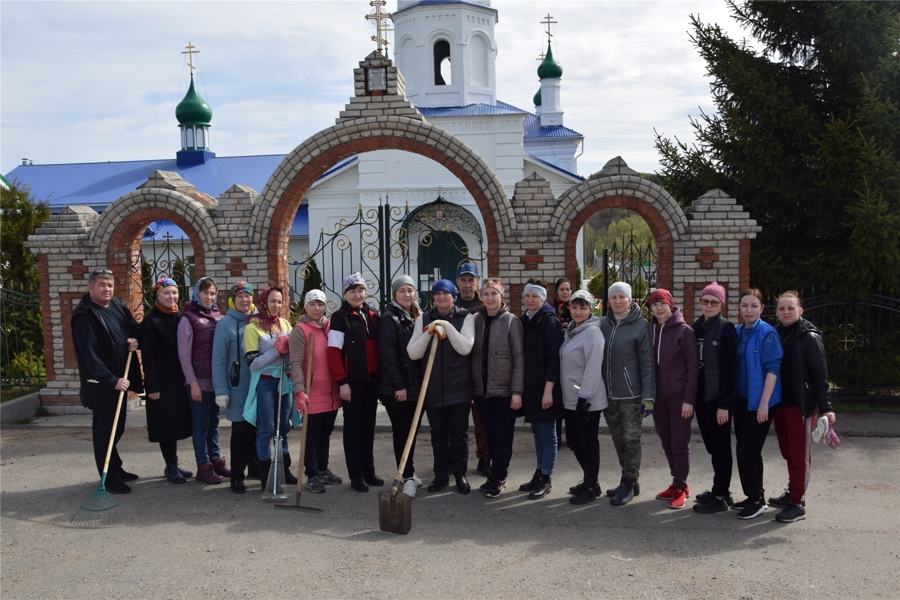 Волонтеры культуры провели субботник на территории Свято-Троицкого православного храма села Большой Сундырь