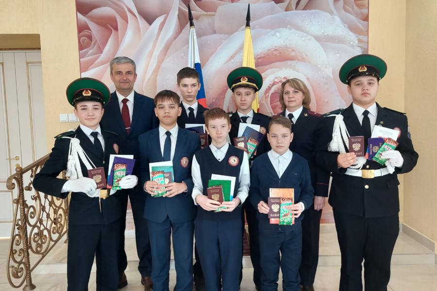 В преддверии празднования Дня защитника Отечества прошло торжественное вручение паспортов юным жителям Комсомольского муниципального округа