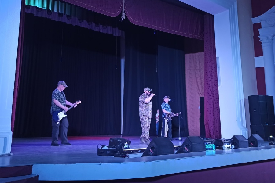 Во Дворце культуры города Канаш состоялся благотворительный патриотический концерт в поддержку призванных на СВО бойцов
