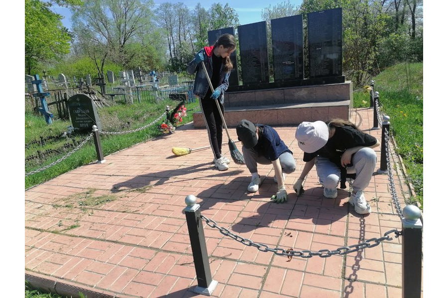 Волонтёры очистили территорию вокруг памятника