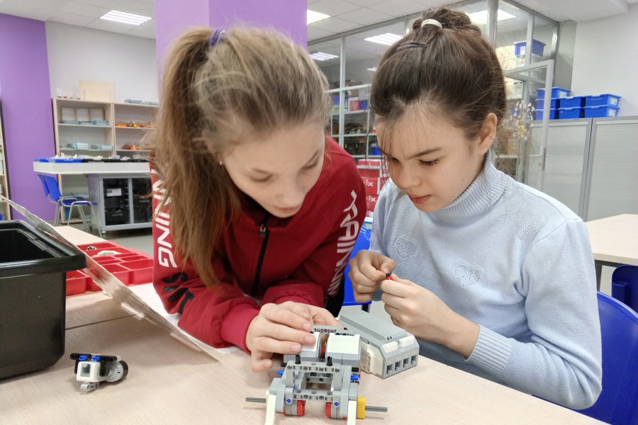 Чебоксарские школьники собирают и программируют роботов