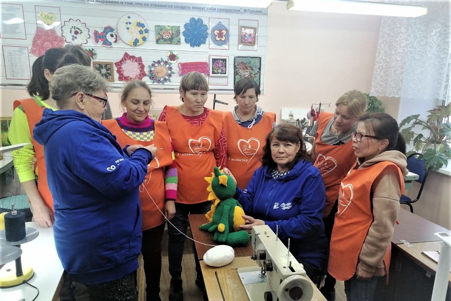 Вурнарские «серебряные» волонтеры провели мастер - класс для подопечных Калининского интерната