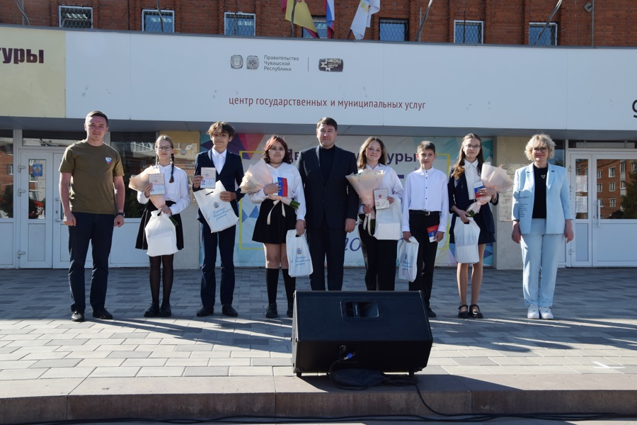 В честь государственного праздника юным чебоксарцам торжественно вручили российские паспорта
