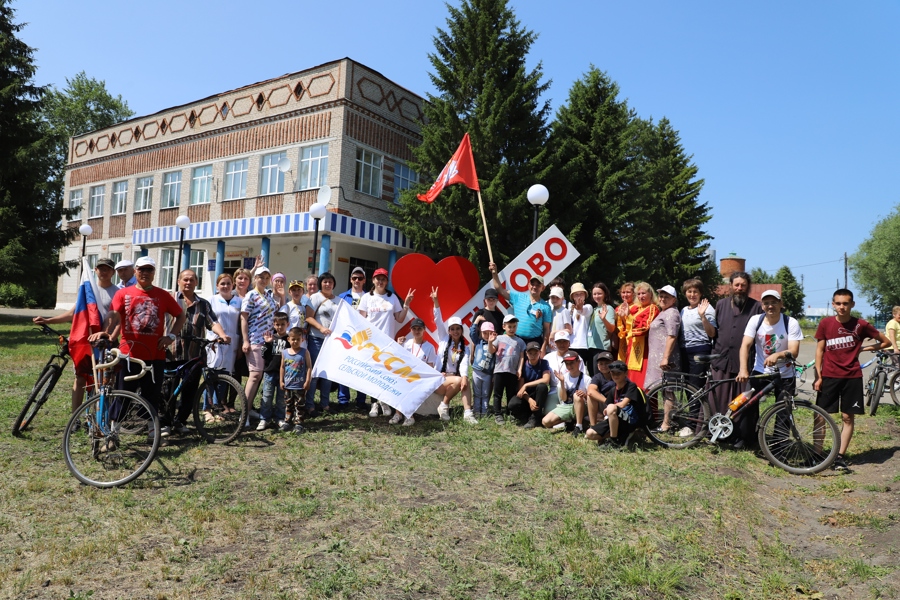 В Яльчикском муниципальном округе прошел велопробег, посвященный участникам СВО и приуроченный ко Дню молодежи