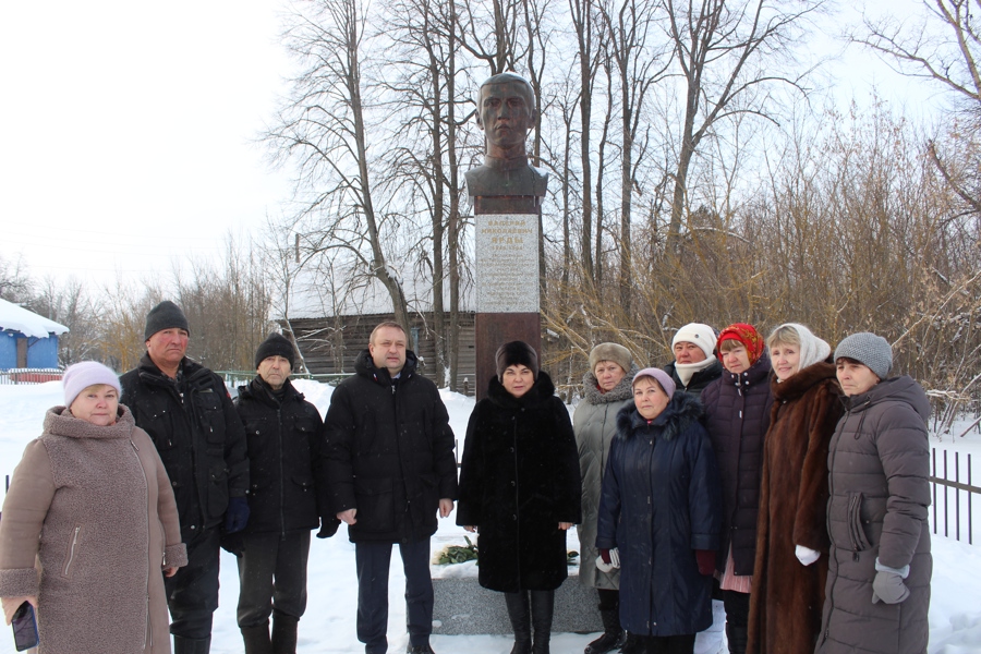 В Бреняшах прошел митинг, посвященный 76-летию со дня рождения В.Н. Ярды