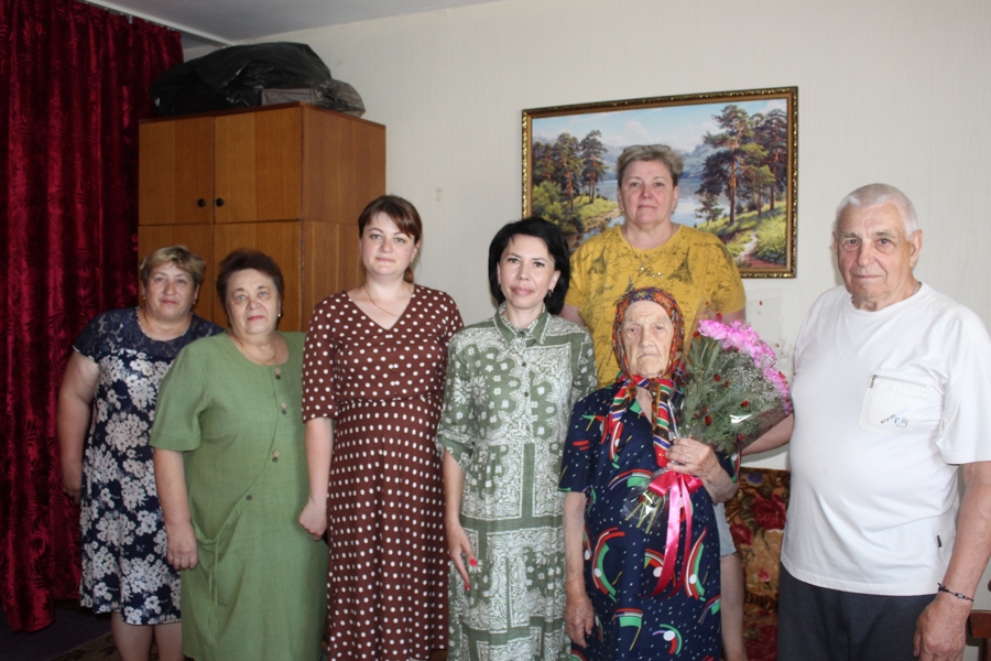 С 90-летним юбилеем поздравили жительницу пос. Кабаново Учаеву З.И.