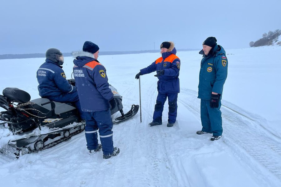 Провели профилактический рейд для измерения толщины льда на реке Волга