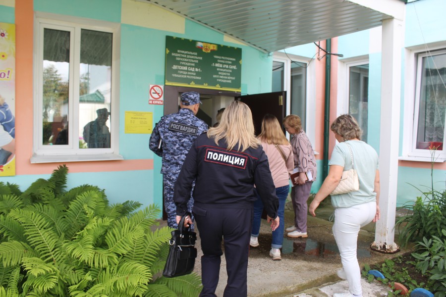 Сегодня глава города Виталий Николаевич Михайлов совместно с городской комиссией начали приёмку образовательных учреждений города Канаш к новому учебному году 2024-2025