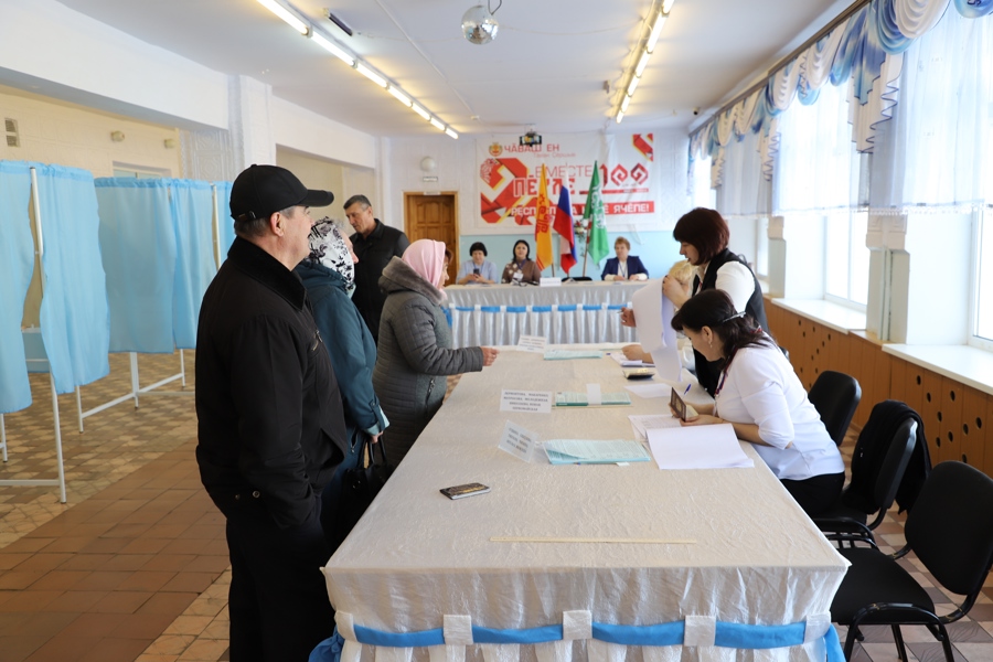 В первый день выборов проголосовали 59,15 % избирателей Яльчикского муниципального округа