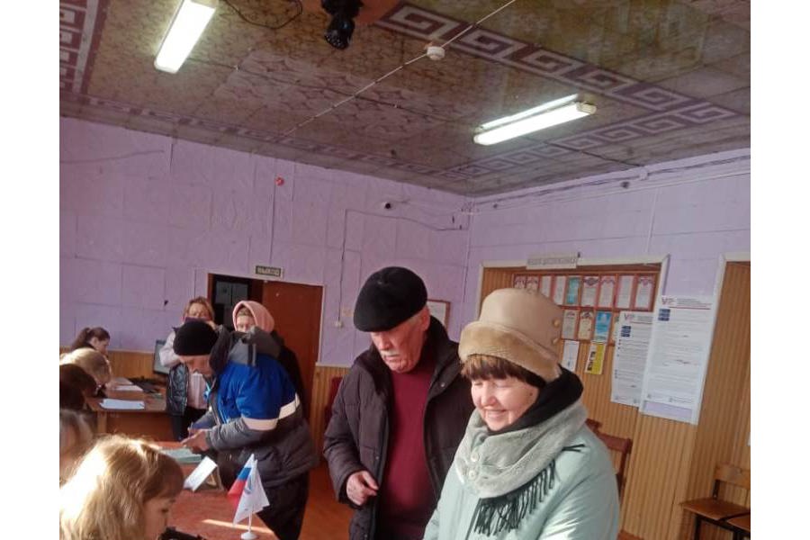 Многие жители д Старые Урмары начали свой день с избирательного участка