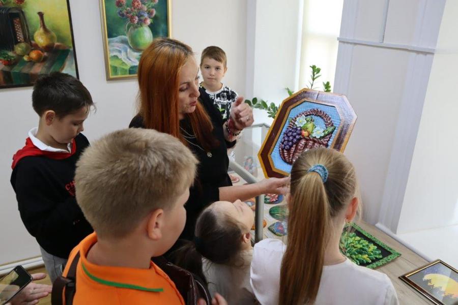 Состоялось открытие выставки юных мастеров-художников и педагогов Порецкой детской школы искусств