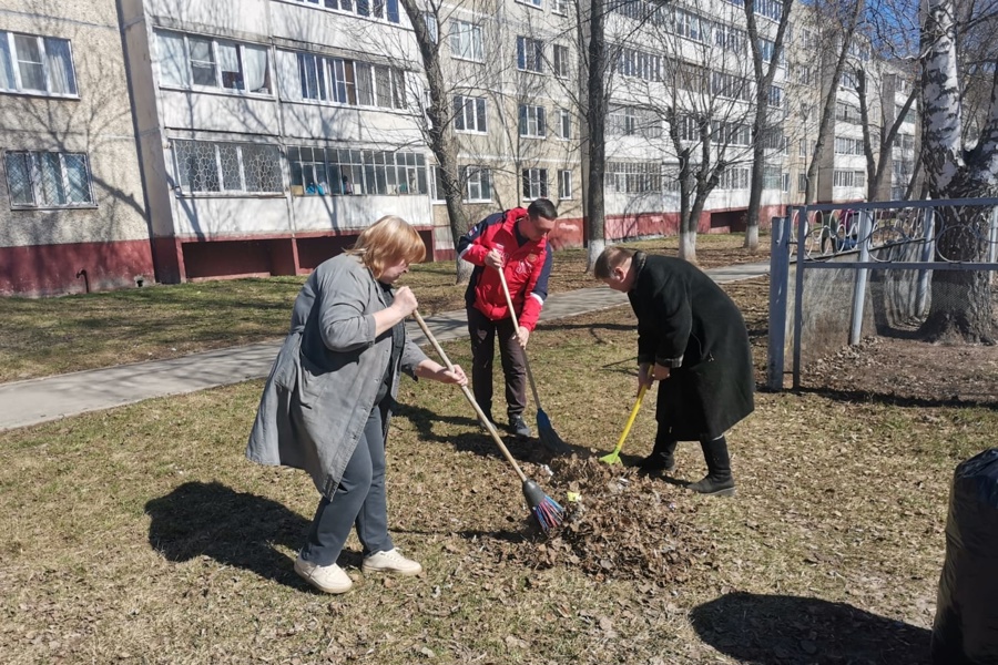 Депутат НГСД принял участие в субботнике на территории МБДОУ «Детский сад № 43 «Родничок»