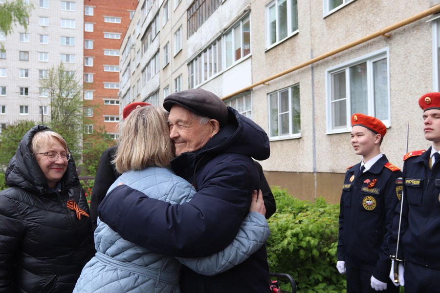 В Новочебоксарске состоялась ежегодная городская акция «Парад у дома ветерана»