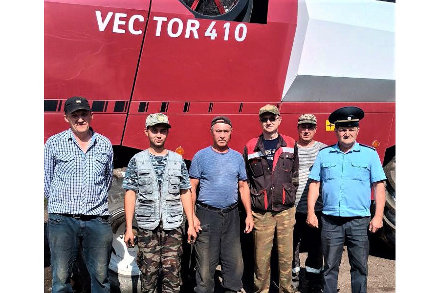 Продолжается тщательный осмотр технического и противопожарного состояния комбайнов