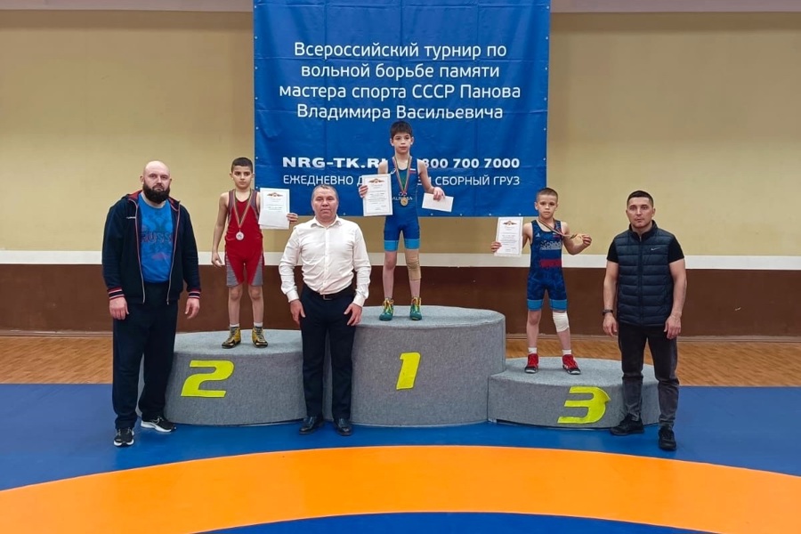 Спортсмены Чувашии выиграли медали первенства Поволжья по вольной борьбе