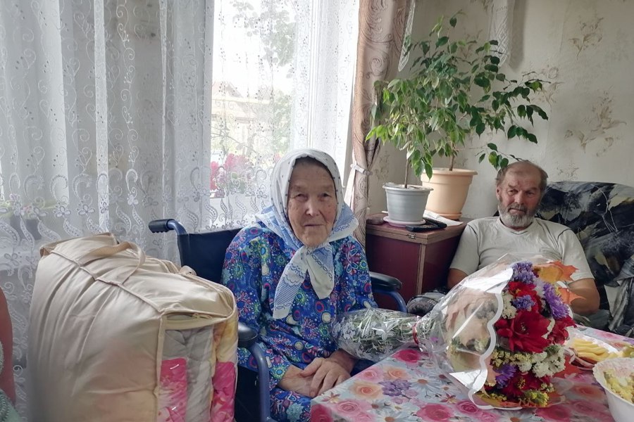Начальник Большечурашеского территориального отдела Алексей Дмитриев от имени главы Ядринского муниципального округа Трофимова Станислава Олеговича поздравил Александру Николаевну Тарасову (жителя д. Ильдубайкино) с 90-летним юбилеем.