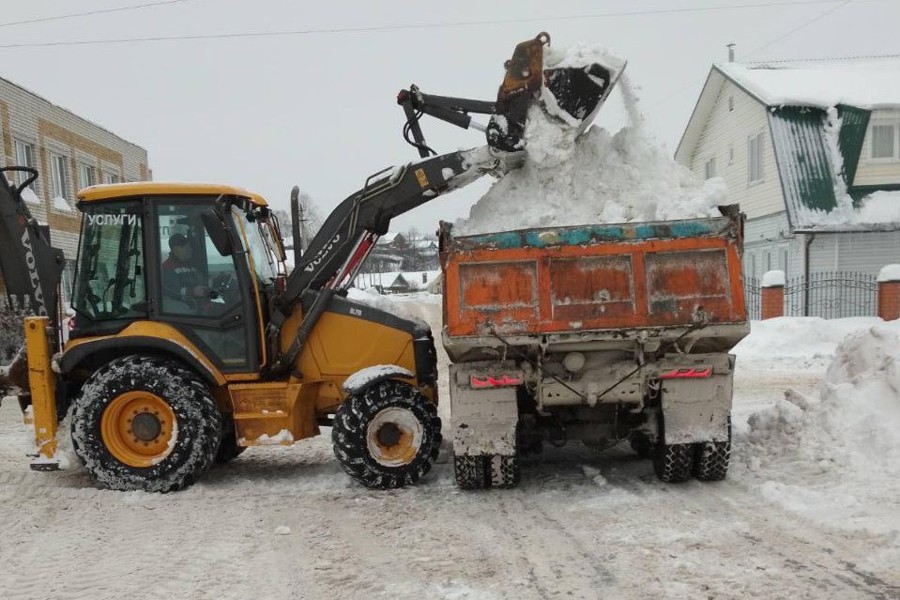Дорожные службы продолжают уборку снега в населенных пунктах