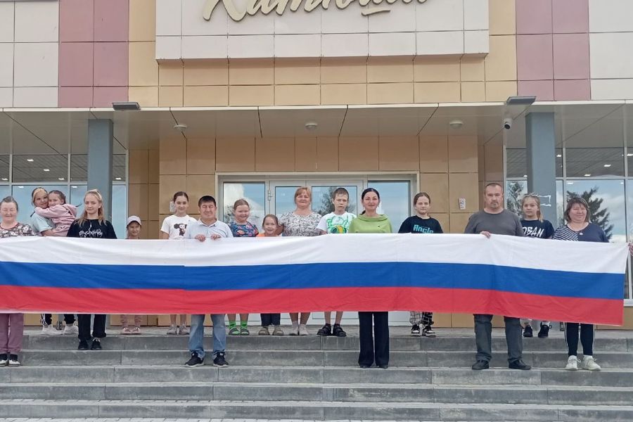 Красночетайцы присоединились к фотомарафону «Россия в цветах флага»