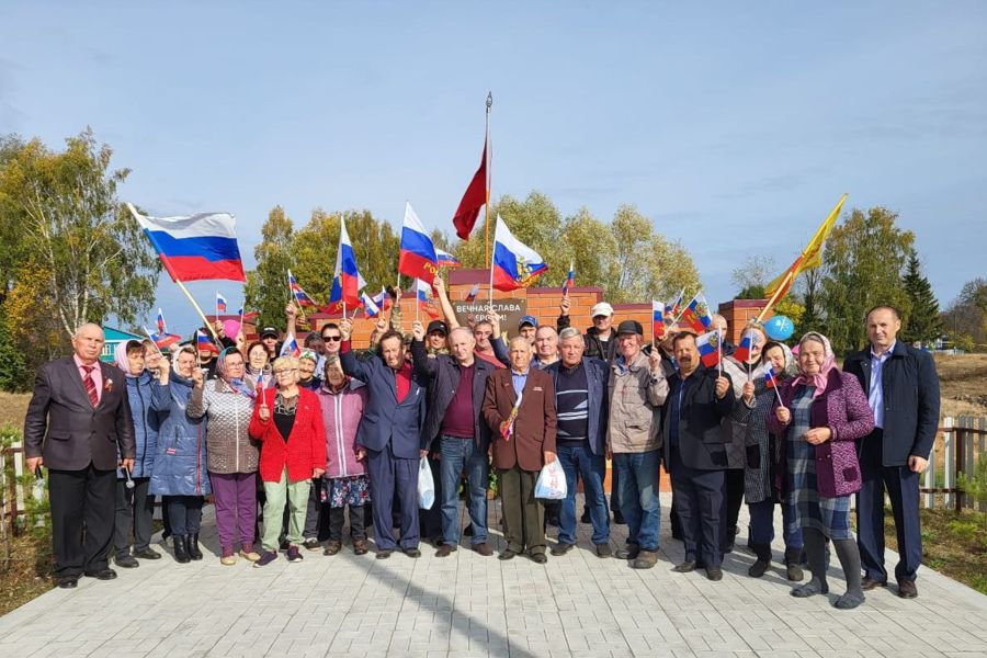 В деревне Янгильдино торжественно открыли памятный мемориал участникам ВОВ