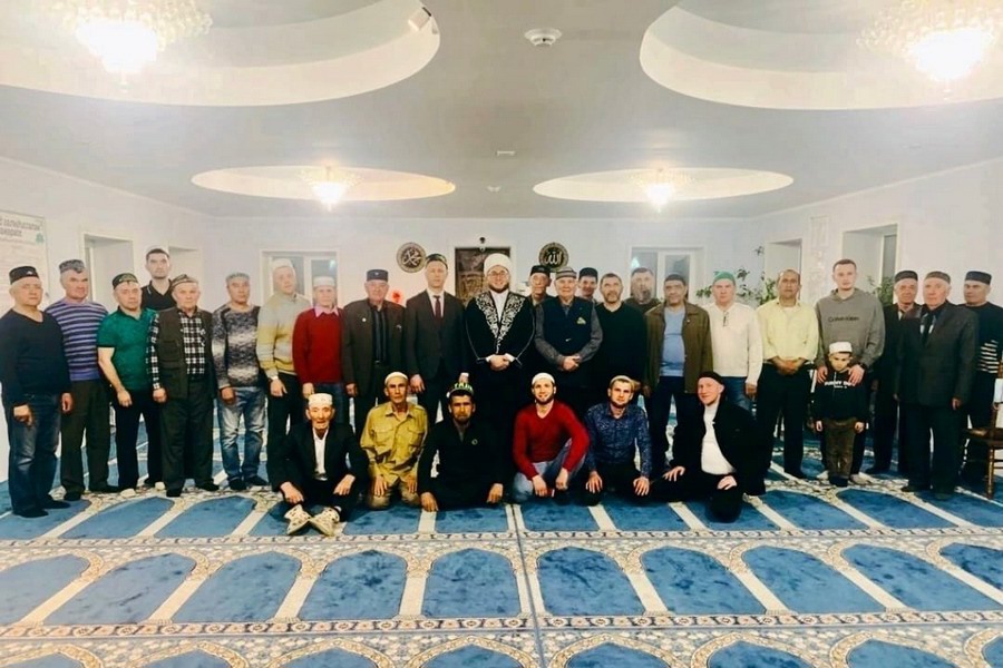 В Шумерлинской мечети прошел общегородской Ифтар, участие в котором принял глава администрации города Эдуард Васильев