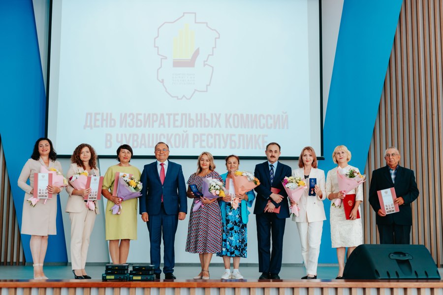 Представители ТИК и УИК Ленинского района получили награды в День избирательных комиссий