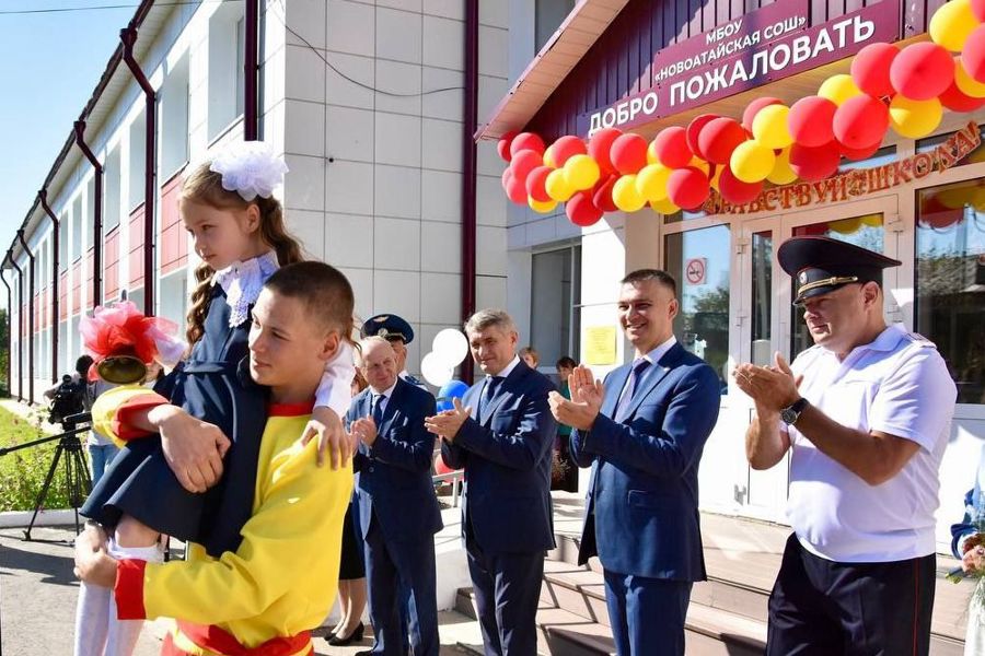 Глава региона посетил свою родную школу