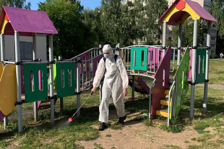 В Чебоксарах детские игровые площадки обрабатывают от клещей