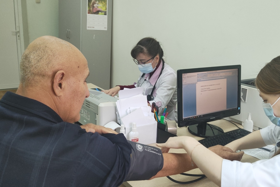 Мобильная бригада врачей проконсультировала пациентов в Шемуршинской больнице