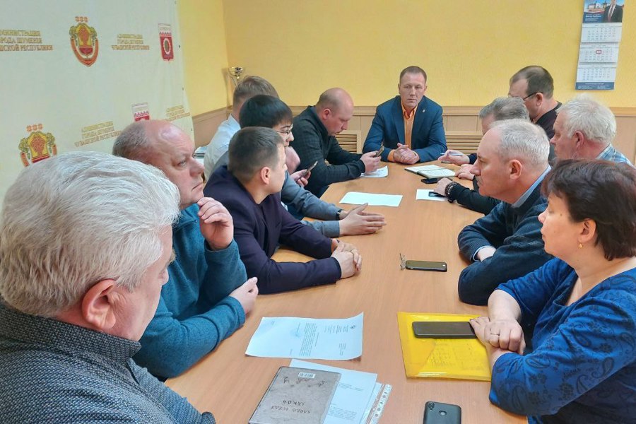 Глава администрации города Шумерля Эдуард Васильев провел еженедельную  планерку ЖКХ