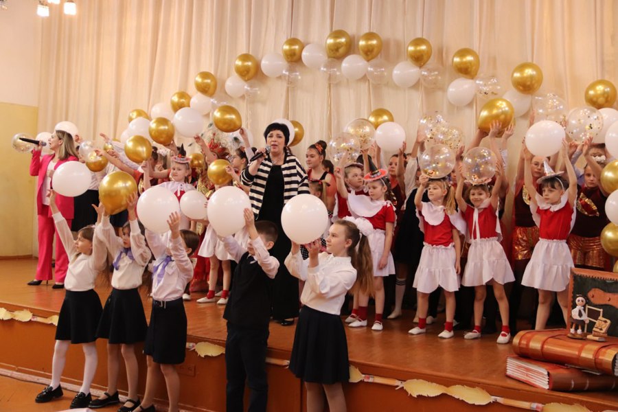 В МБОУ «СОШ № 7» г. Алатыря ЧР состоялся концерт, посвященный 30-летию со дня ее основания
