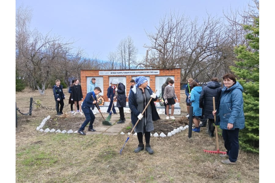 Работники культурно-досуговых учреждений и волонтеры приняли участие в акции «Всемирный день заботы о памятниках истории и культуры»