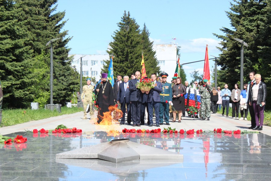 В День Победы в городе Канаш состоялось возложение венков и цветов к Вечному огню Мемориала Славы