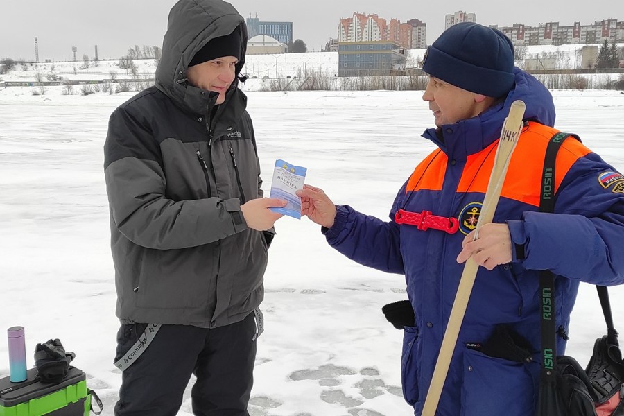 Инспекторы ГИМС МЧС Чувашии и спасатели ГКЧС ежедневно патрулировали реку Волгу с выходом на лед в новогодние праздники.